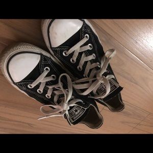 black and white low top converse!